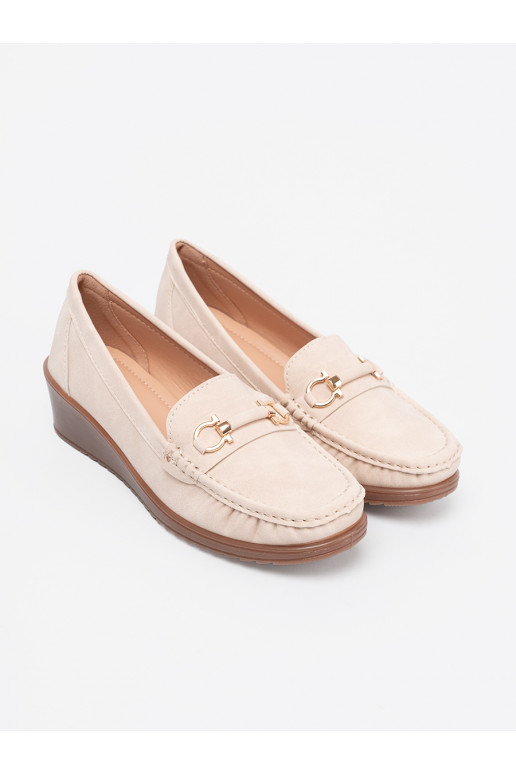 béžové mokasíny  z ozdobnym łańcuszkiem béžové mokasíny  z ozdobnym łańcuszkiem