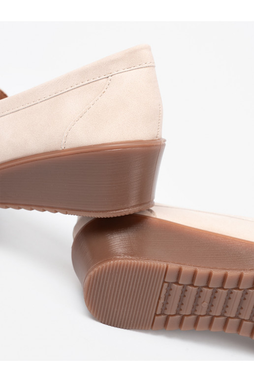 béžové mokasíny  z ozdobnym łańcuszkiem béžové mokasíny  z ozdobnym łańcuszkiem