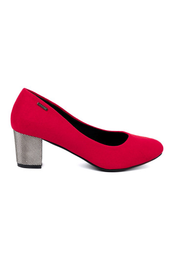 červené vysoké podpatky na m słupku