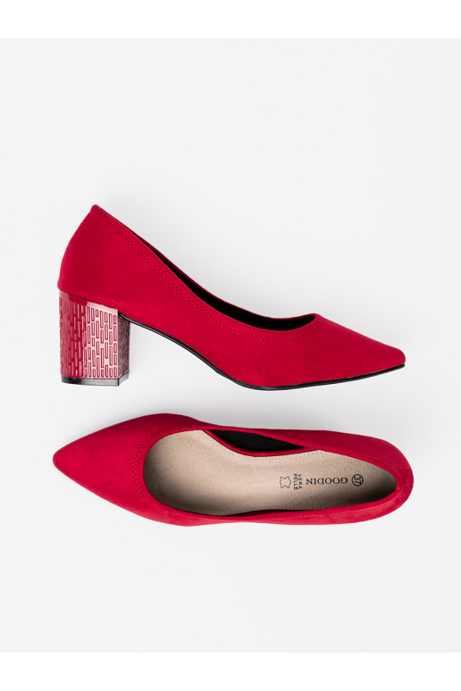 Elegantní styl vysoké podpatky na ozdobnym słupku