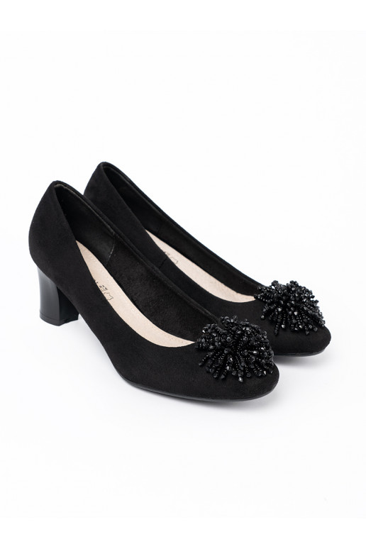 Černé vysoké podpatky z ozdobną broszką z koralików