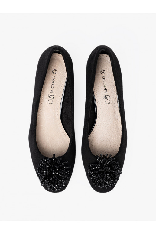 Černé vysoké podpatky z ozdobną broszką z koralików