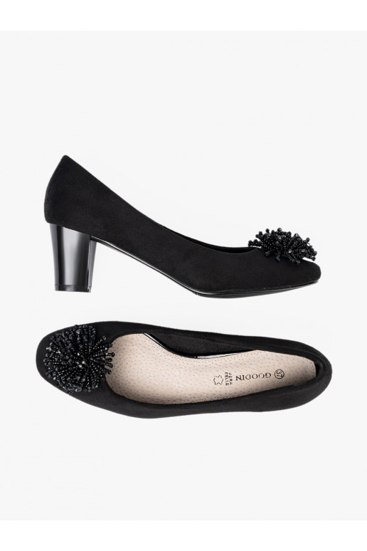 Černé vysoké podpatky z ozdobną broszką z koralików