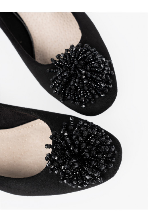 Černé vysoké podpatky z ozdobną broszką z koralików