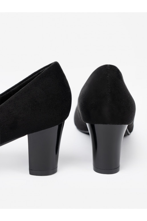 Černé vysoké podpatky z ozdobną broszką z koralików