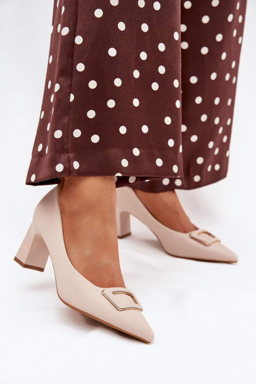 Obuv s podpatky zdobené s přezkami béžové Seriva