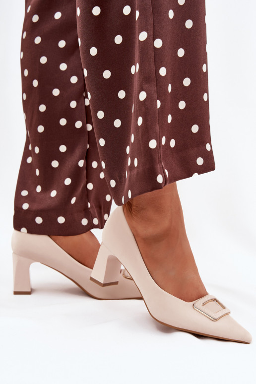 Obuv s podpatky zdobené s přezkami béžové Seriva