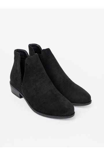 Černé boty z wycięciami 2