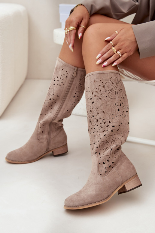 s ažurovými prvky dámské dlouhé boty na nízkém podpatku z eko semišeowe Zapínání  béžové Orchides