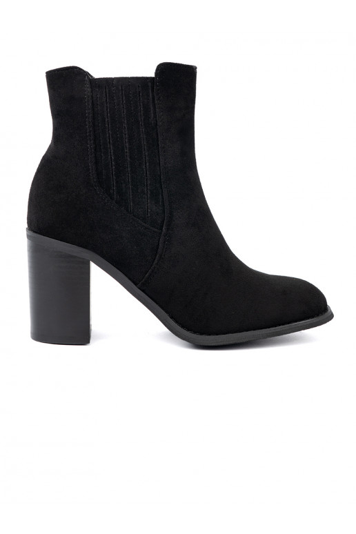 ze semiše boty na podpatku Černé