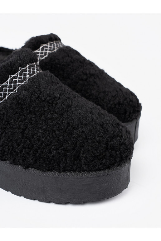 boty a'la  Černém kolorze z ozdobnym haftem