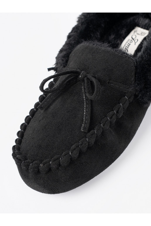 , Černé kapcie typu mokasíny s mašlí