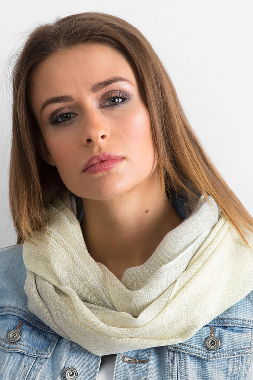 Světle béžový lesklý komín