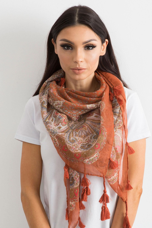 Světle hnědá šála s potiskem a třásněmi