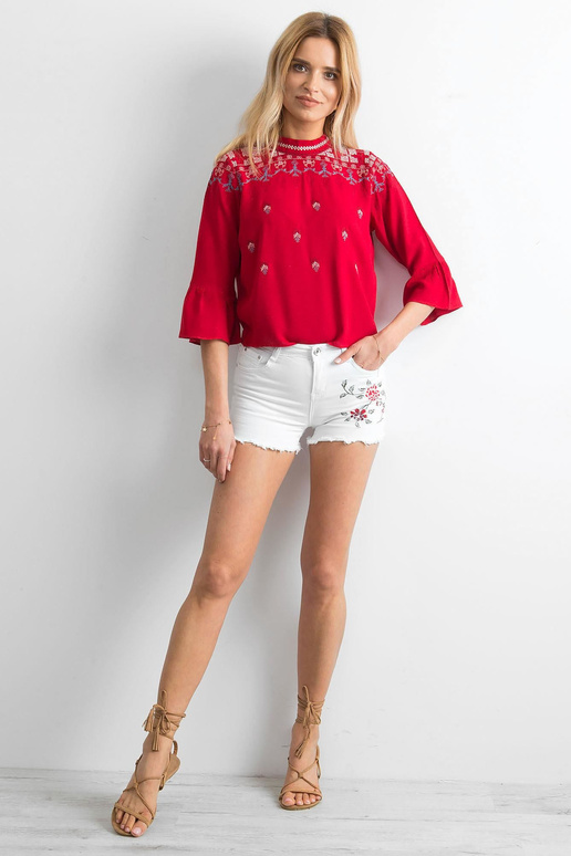 Bílé kraťasy s květinovým motivem