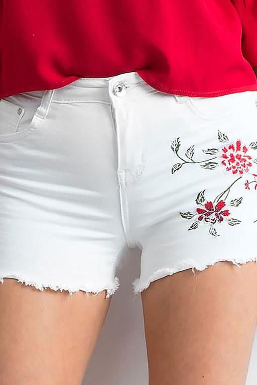 Bílé kraťasy s květinovým motivem