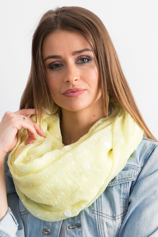 Světle žlutý šátek s puntíky