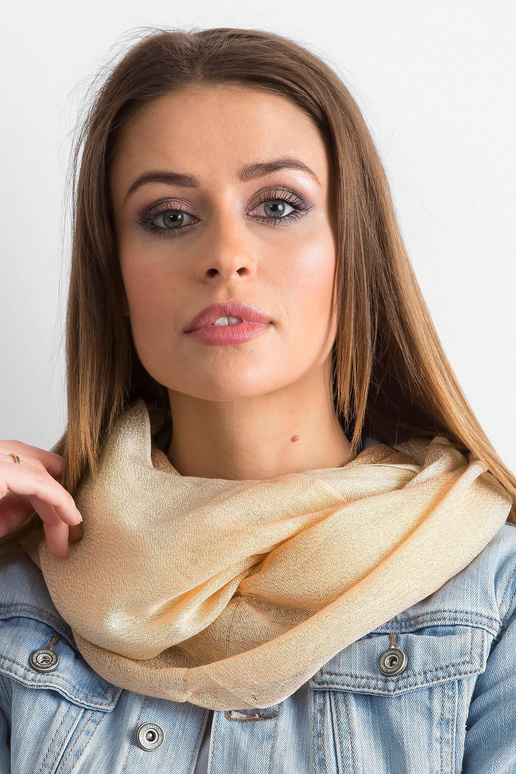 Béžový a broskvový lesklý komín