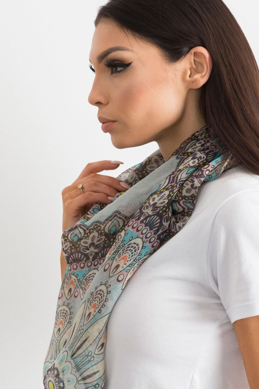 Šedý šátek s etnickým vzorem