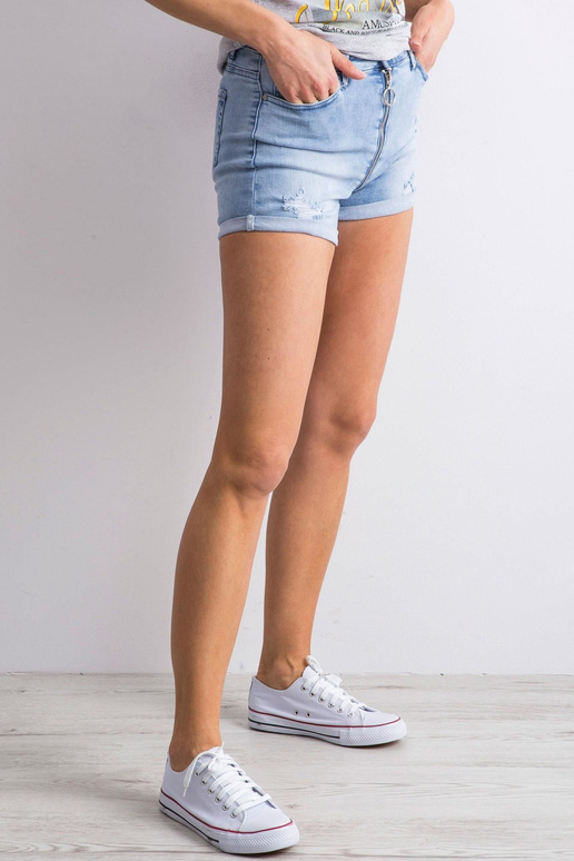 Modré džínové šortky z nouze