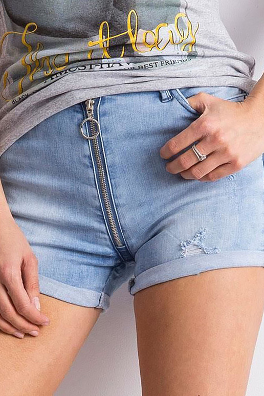 Modré džínové šortky z nouze