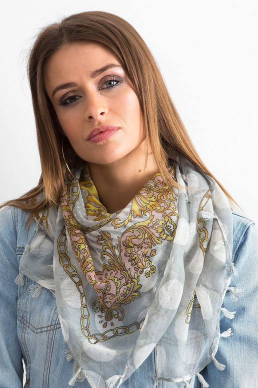 Šedý šátek se vzory