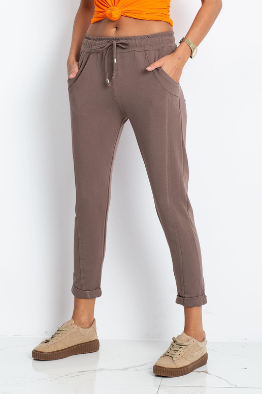 Tmavě béžové kalhoty Přístupné