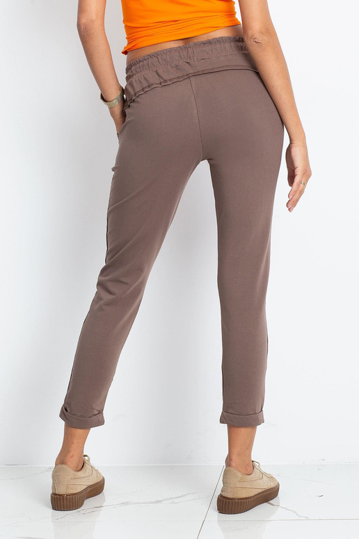 Tmavě béžové kalhoty Přístupné