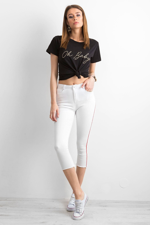 Bílé kalhoty s červeným pruhem