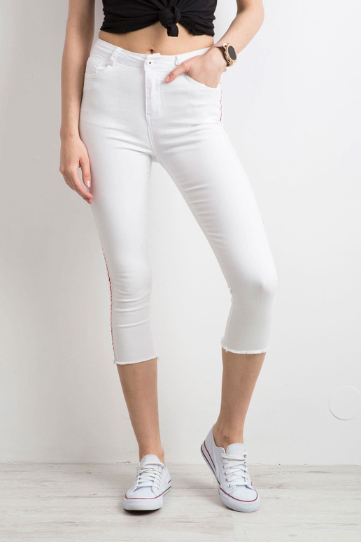 Bílé kalhoty s červeným pruhem