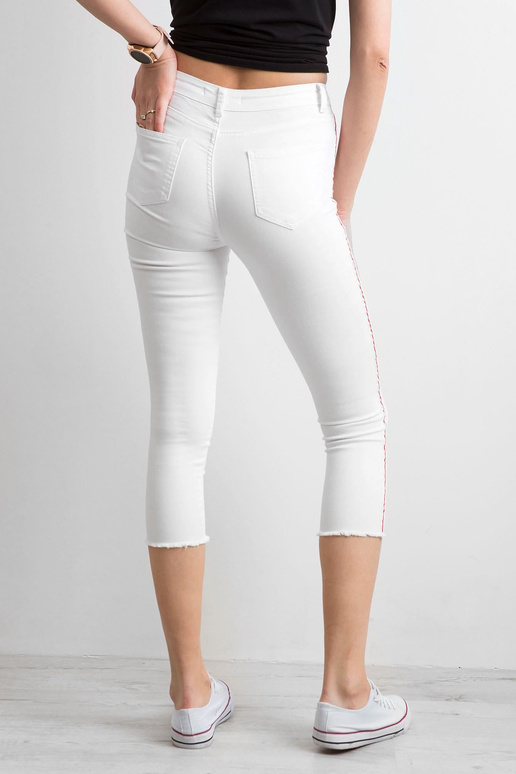 Bílé kalhoty s červeným pruhem