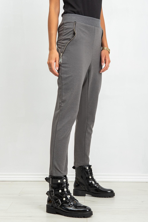 Tmavě šedé kalhoty světla