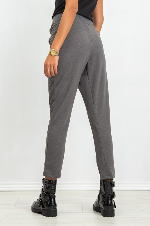 Tmavě šedé kalhoty světla