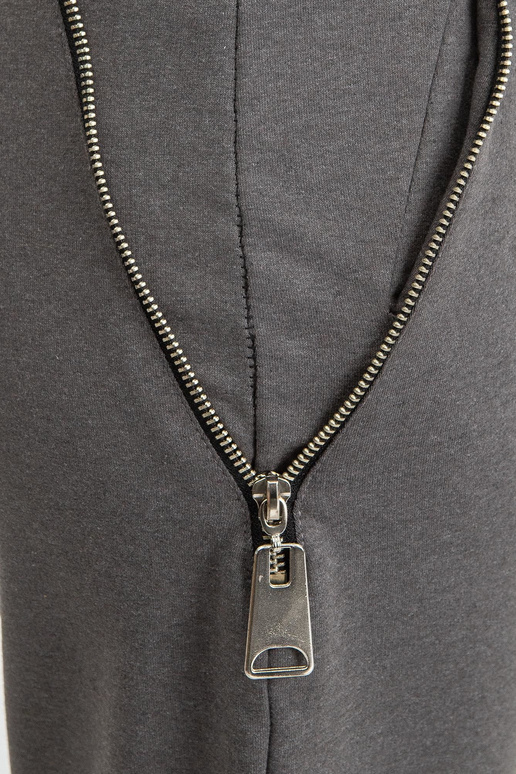 Tmavě šedé kalhoty světla