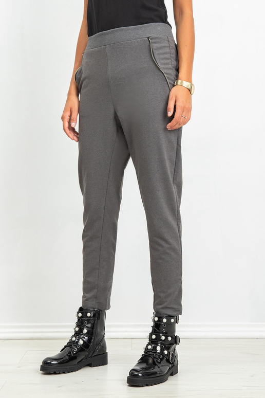 Tmavě šedé kalhoty světla