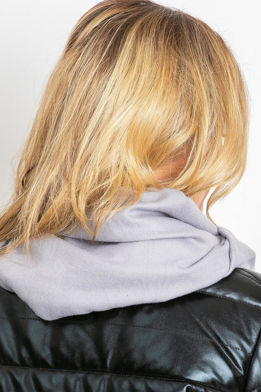 Šedý šátek s třásněmi