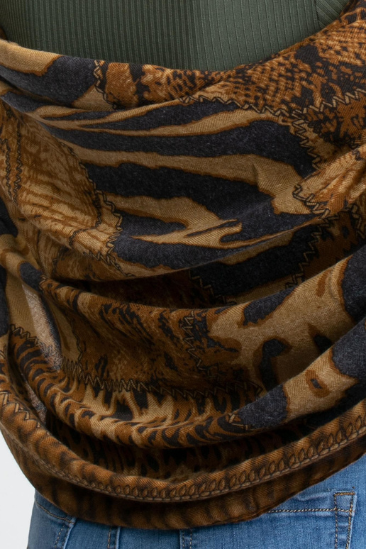 Světle hnědý šátek se zvířecím vzorem