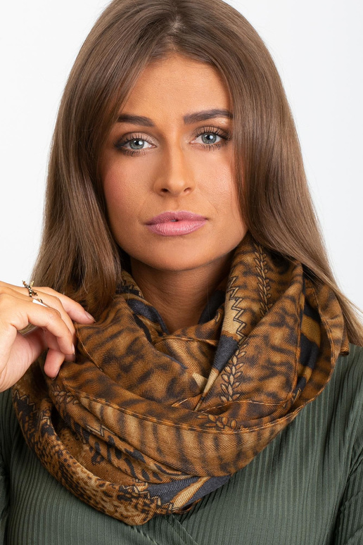 Světle hnědý šátek se zvířecím vzorem