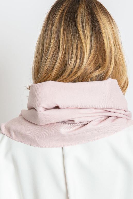 Světle růžový šátek s třásněmi