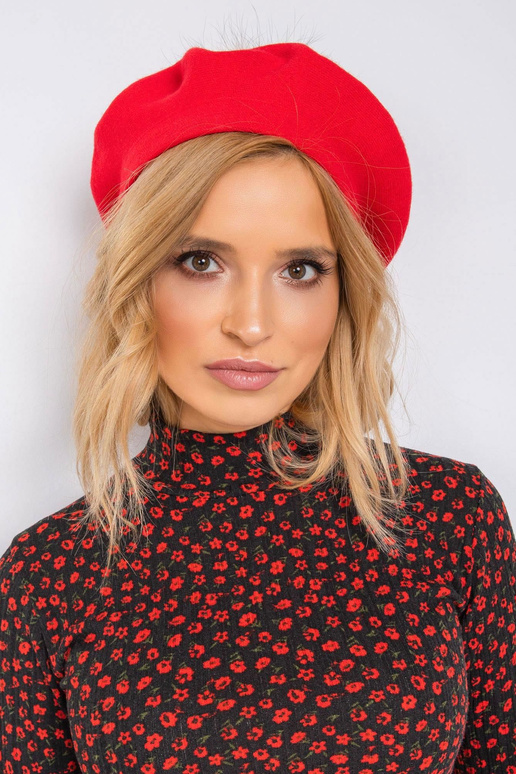 Červený pletený baret s bambulí