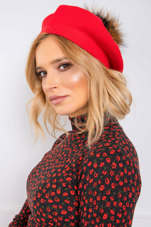 Červený pletený baret s bambulí