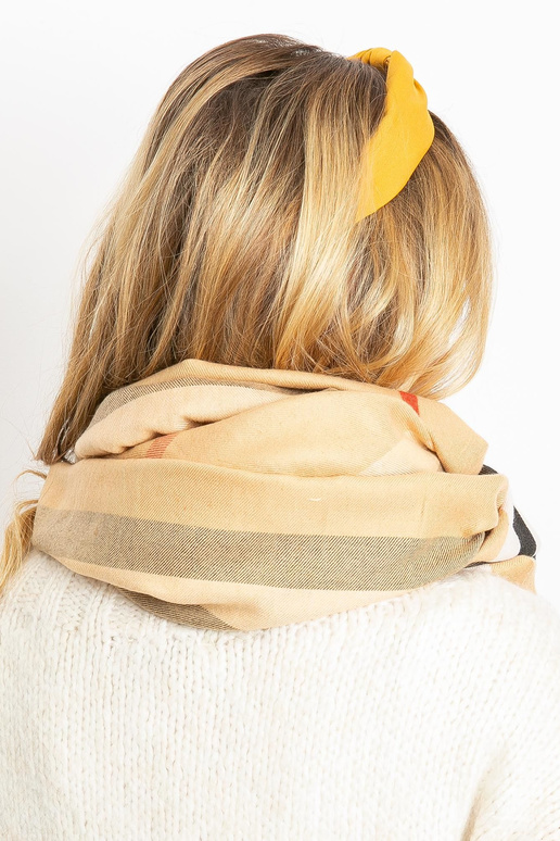 Béžový šátek s třásněmi