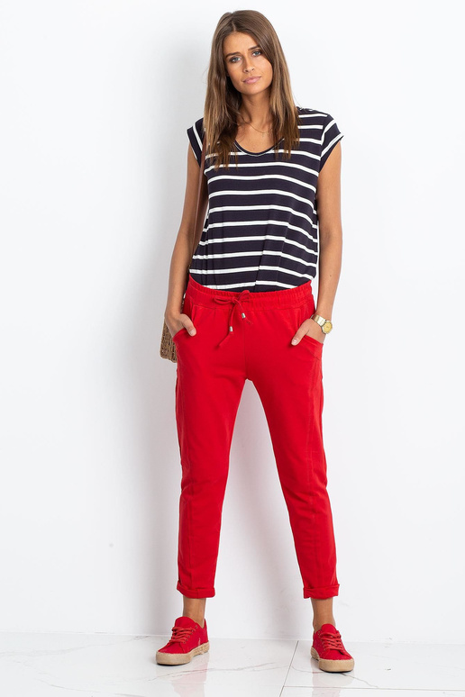 Dostupné červené kalhoty