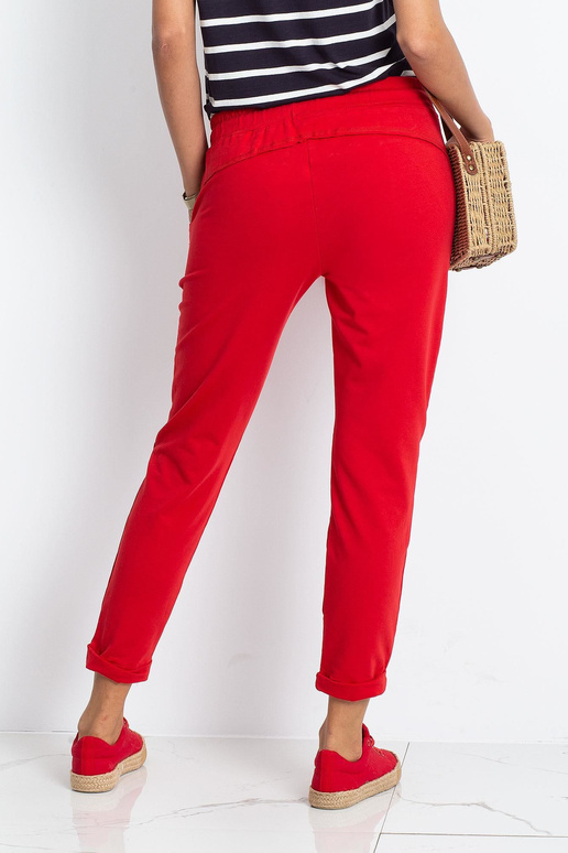 Dostupné červené kalhoty