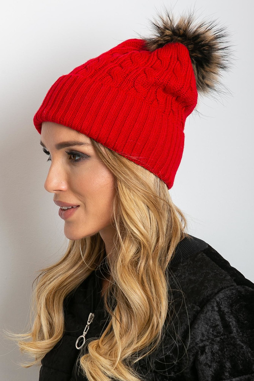 Červená čepice s žebrováním a...