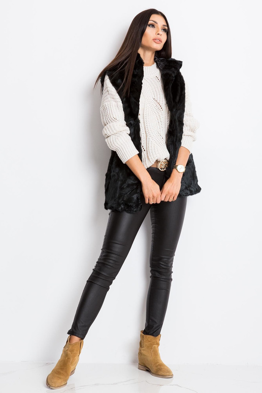 Černá nadýchaná vesta