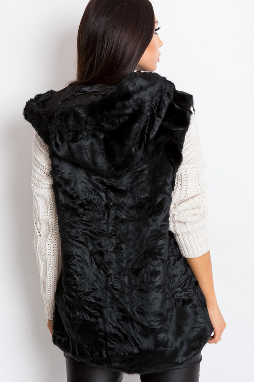 Černá nadýchaná vesta