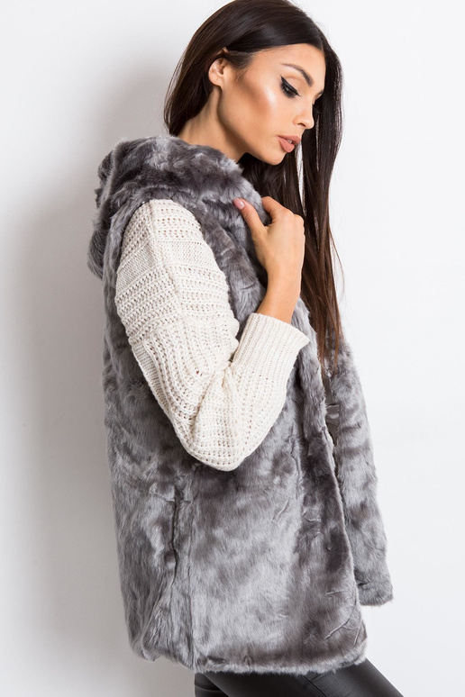 Šedá nadýchaná vesta