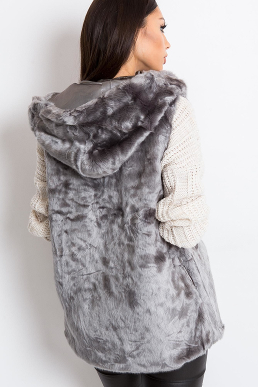 Šedá nadýchaná vesta