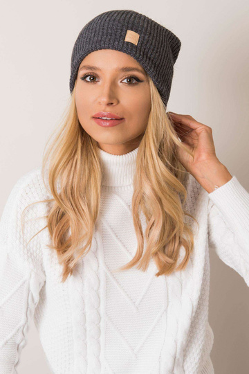 Tmavě šedá čepice s bambulí...